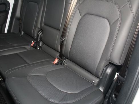 Used 2025 Land Rover Defender 110 X-Dynamic SE image 23