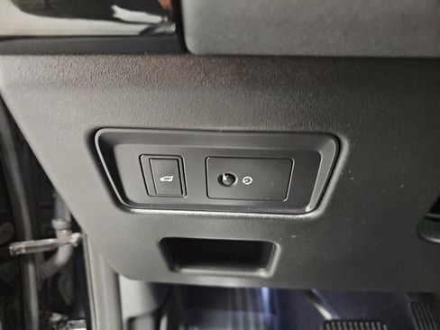 Used 2018 Land Rover Discovery SE AWD/4WD image 17
