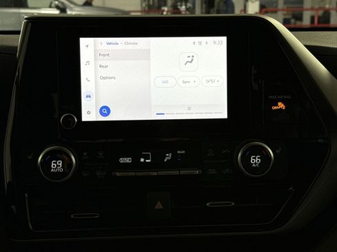 Used 2023 Toyota Highlander XLE FWD image 21