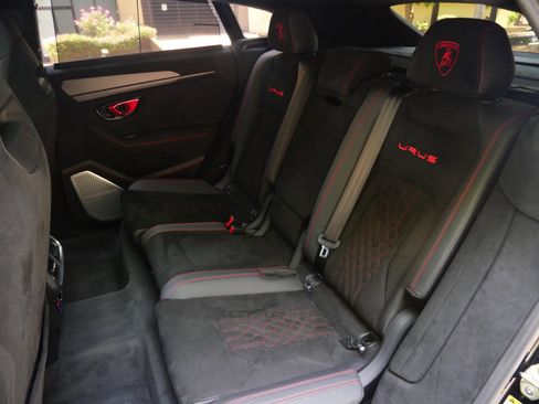 Used 2024 Lamborghini Urus Performante AWD/4WD image 6