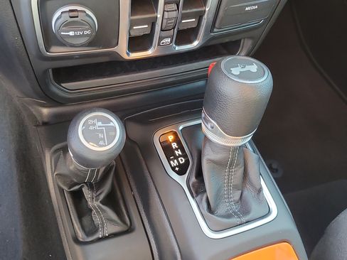 Used 2025 Jeep Wrangler Sport S image 23