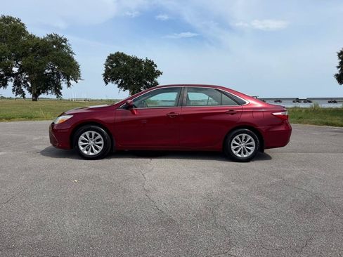 Used 2017 Toyota Camry LE FWD image 2