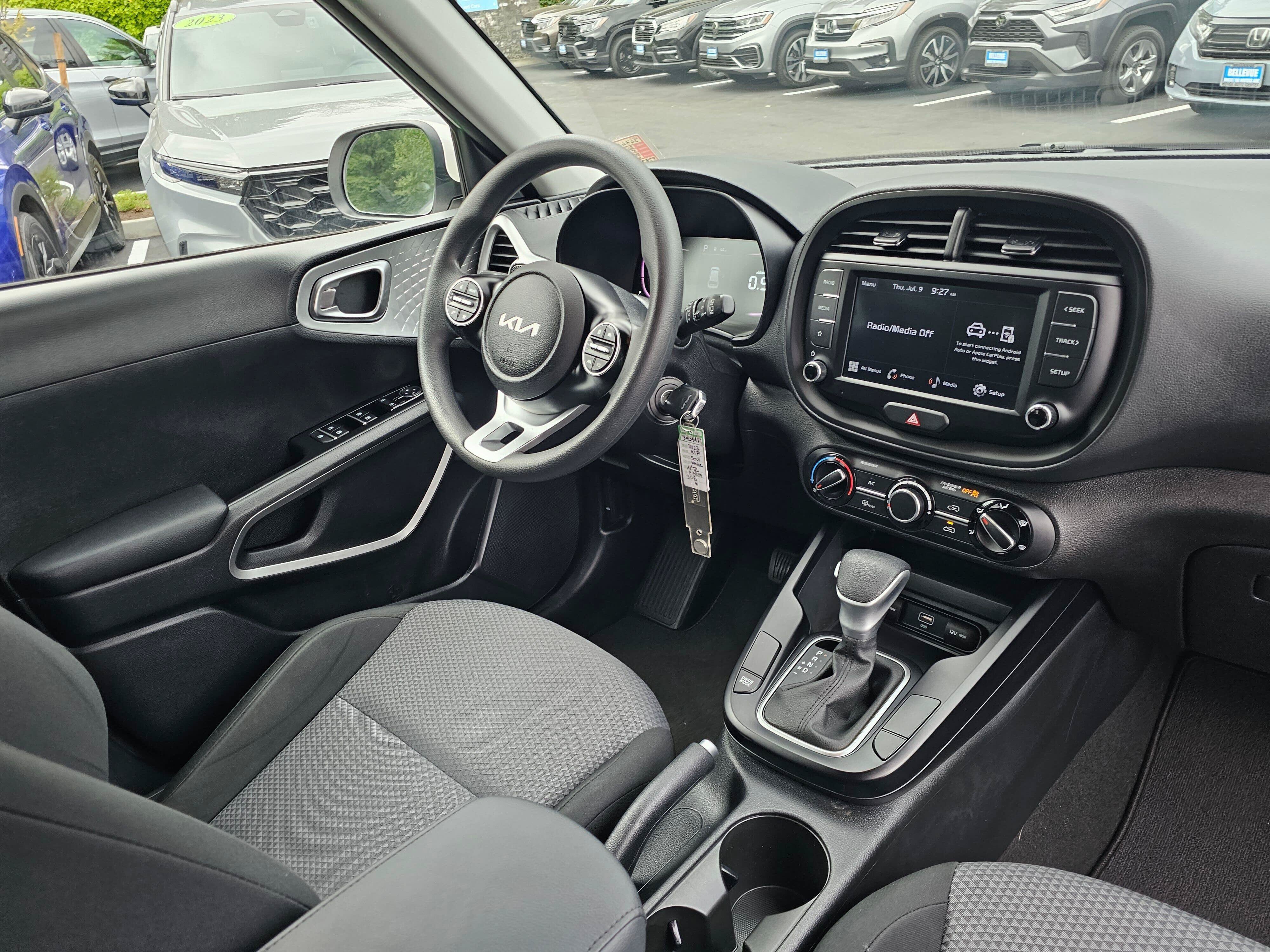 Used 2023 Kia Soul LX w/ LX Technology Package FWD image 10