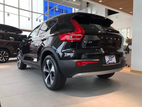 Used 2025 Volvo XC40 B5 Core w/ Protection Package Premier image 4