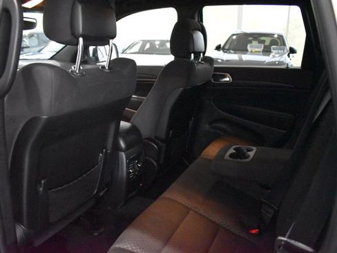 Used 2018 Jeep Grand Cherokee Laredo AWD/4WD image 24