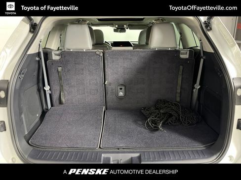 Used 2023 Toyota Highlander Platinum FWD image 11