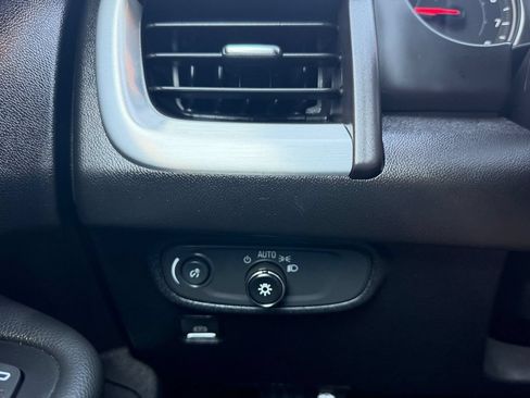 Used 2024 GMC Terrain SLE FWD image 21