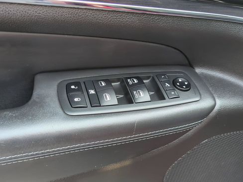 Used 2019 Jeep Grand Cherokee Overland AWD/4WD image 16
