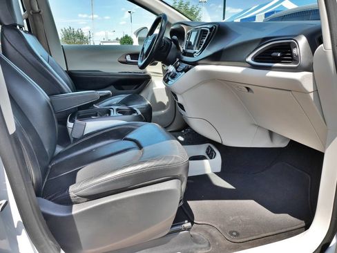 Used 2019 Chrysler Pacifica Touring-L FWD image 12