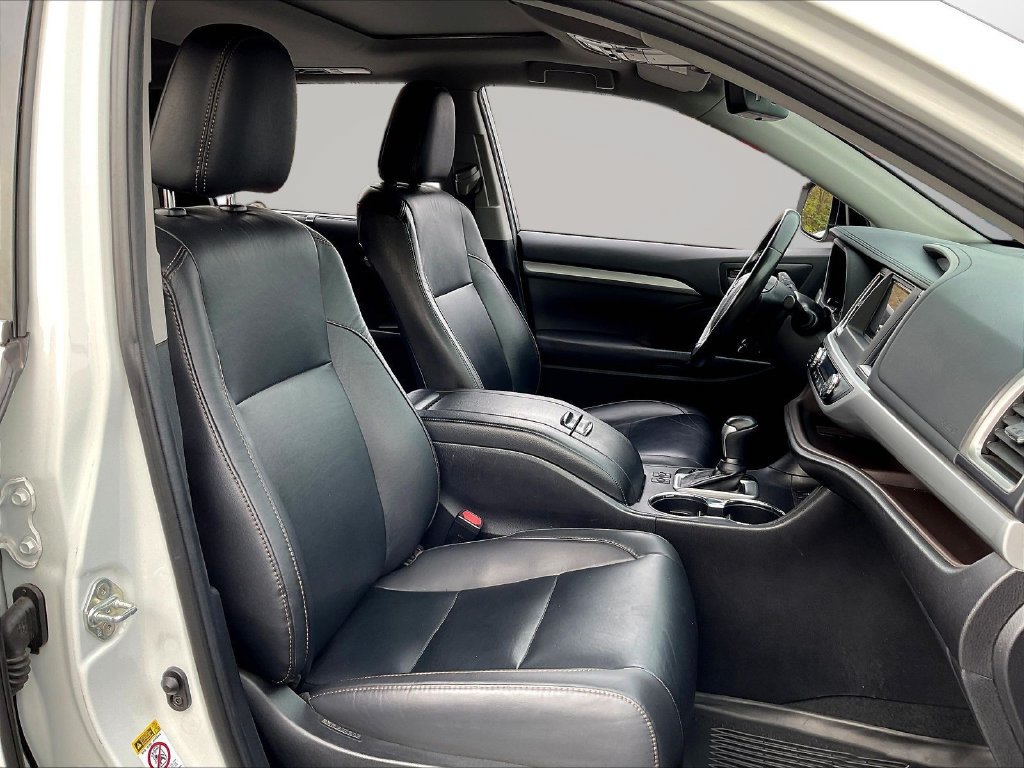 Used 2019 Toyota Highlander XLE AWD/4WD image 32