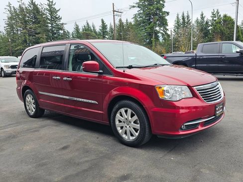 Used 2016 Chrysler Town & Country Touring w/ Driver Convenience Group image 3