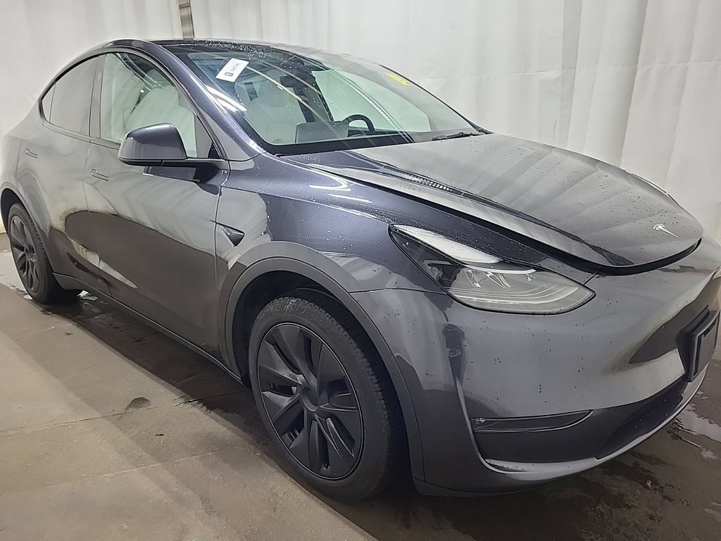 Used 2025 Tesla Model Y Long Range AWD/4WD image 3