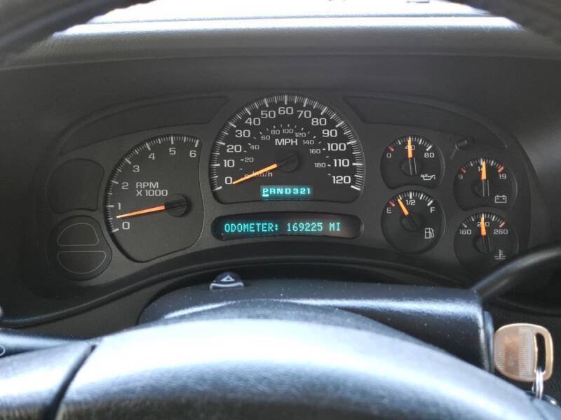 Used 2004 Chevrolet Avalanche Z71 w/ Sun And Sound Package AWD/4WD image 16