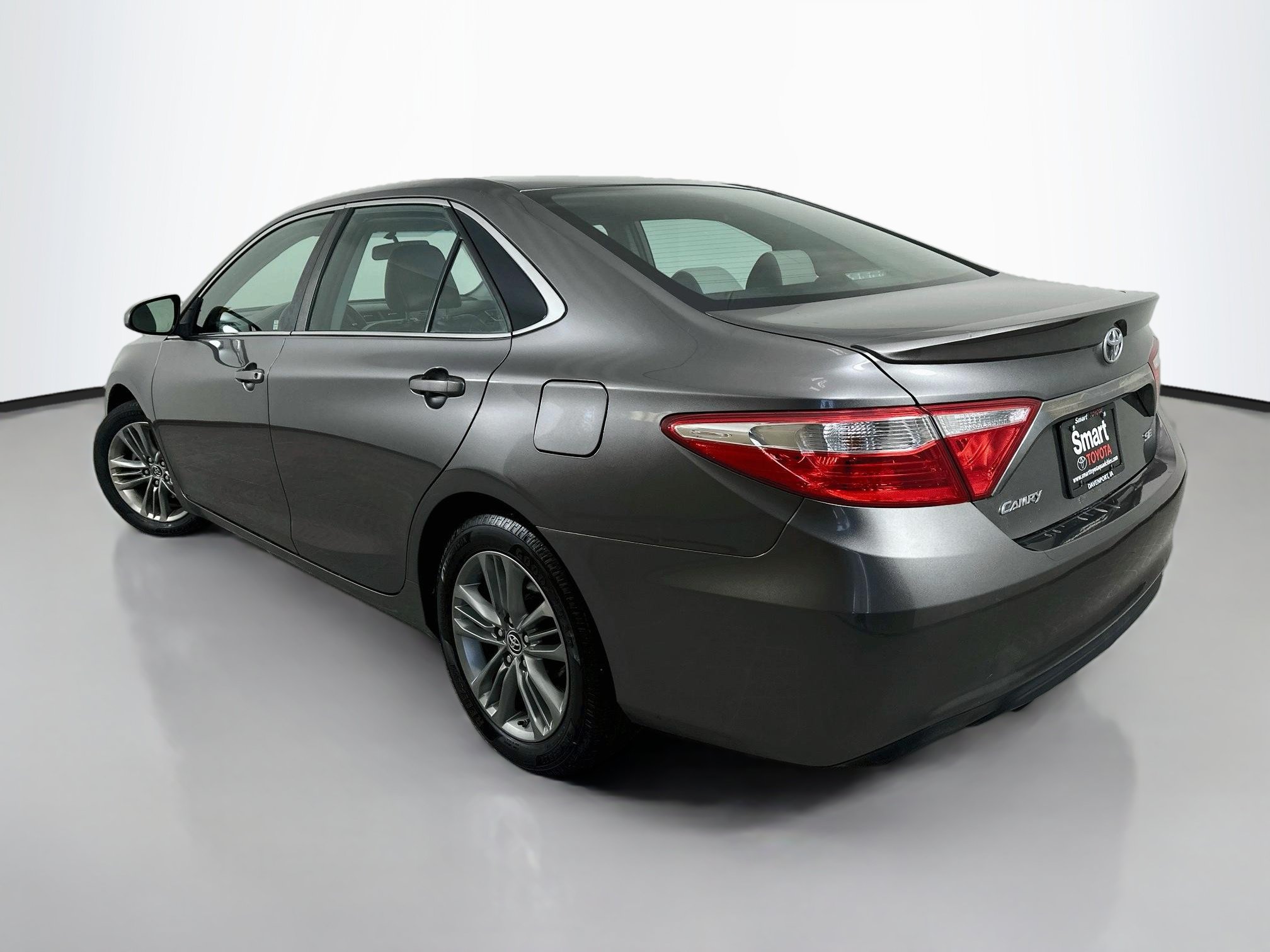Used 2016 Toyota Camry SE FWD image 5