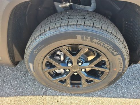 New 2025 Jeep Grand Cherokee Laredo image 18