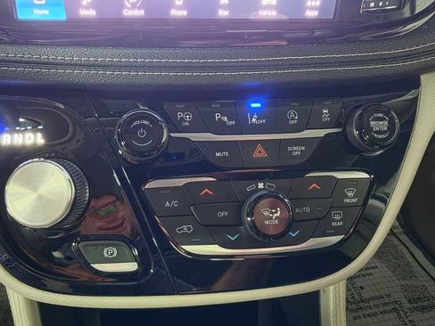 Used 2022 Chrysler Pacifica Limited image 21