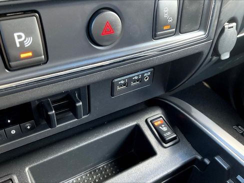 Used 2019 Nissan Titan SV w/ SV Convenience Package image 25