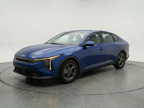 Used 2025 Kia K4 LXS image 3