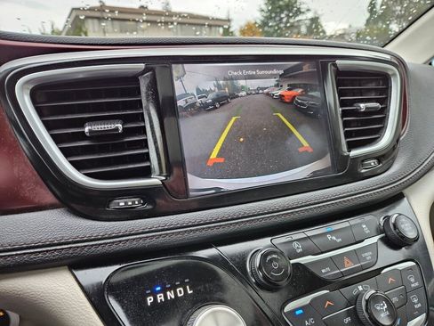 Used 2019 Chrysler Pacifica Limited image 9