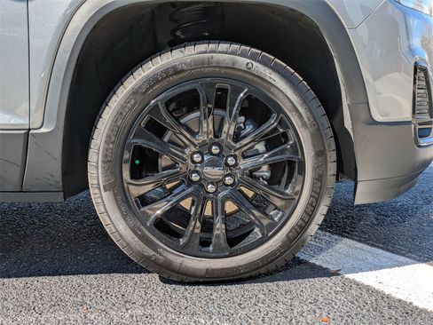 Used 2023 GMC Acadia SLT w/ Elevation Edition image 11