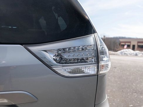 Used 2014 Toyota Sienna SE FWD image 10