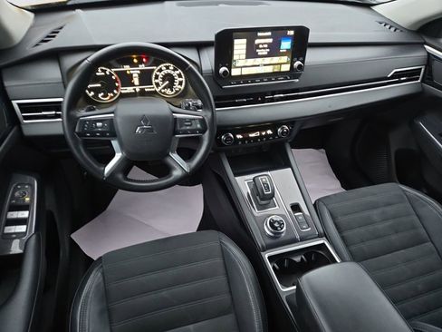 Used 2022 Mitsubishi Outlander SE image 16