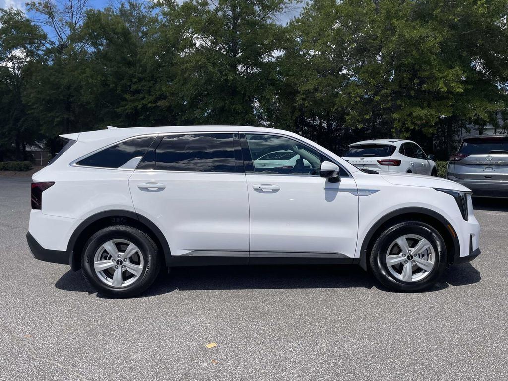 Used 2026 Kia Sorento LX FWD image 2
