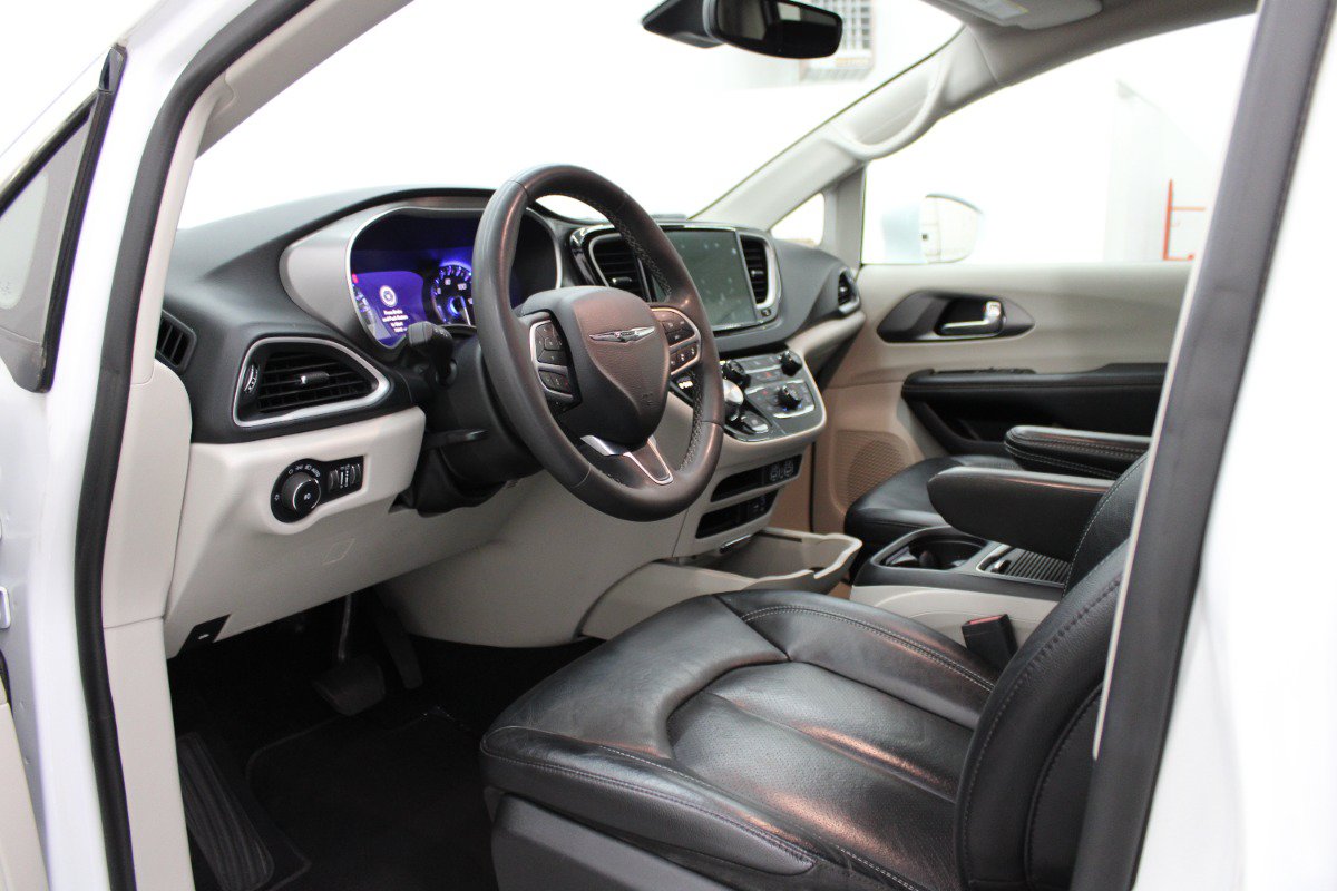 Used 2022 Chrysler Pacifica Touring-L FWD image 7