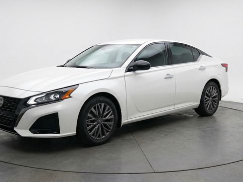 Used 2025 Nissan Altima 2.5 SV image 3