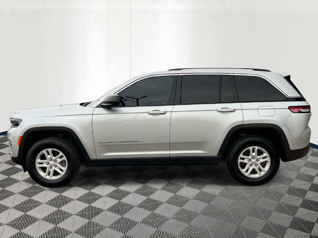 Used 2023 Jeep Grand Cherokee Laredo AWD/4WD image 2