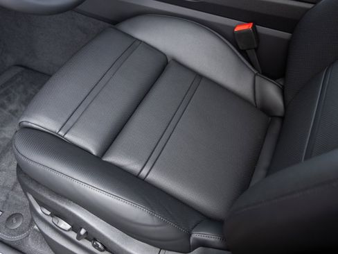 Certified 2025 Porsche Cayenne Coupe image 21