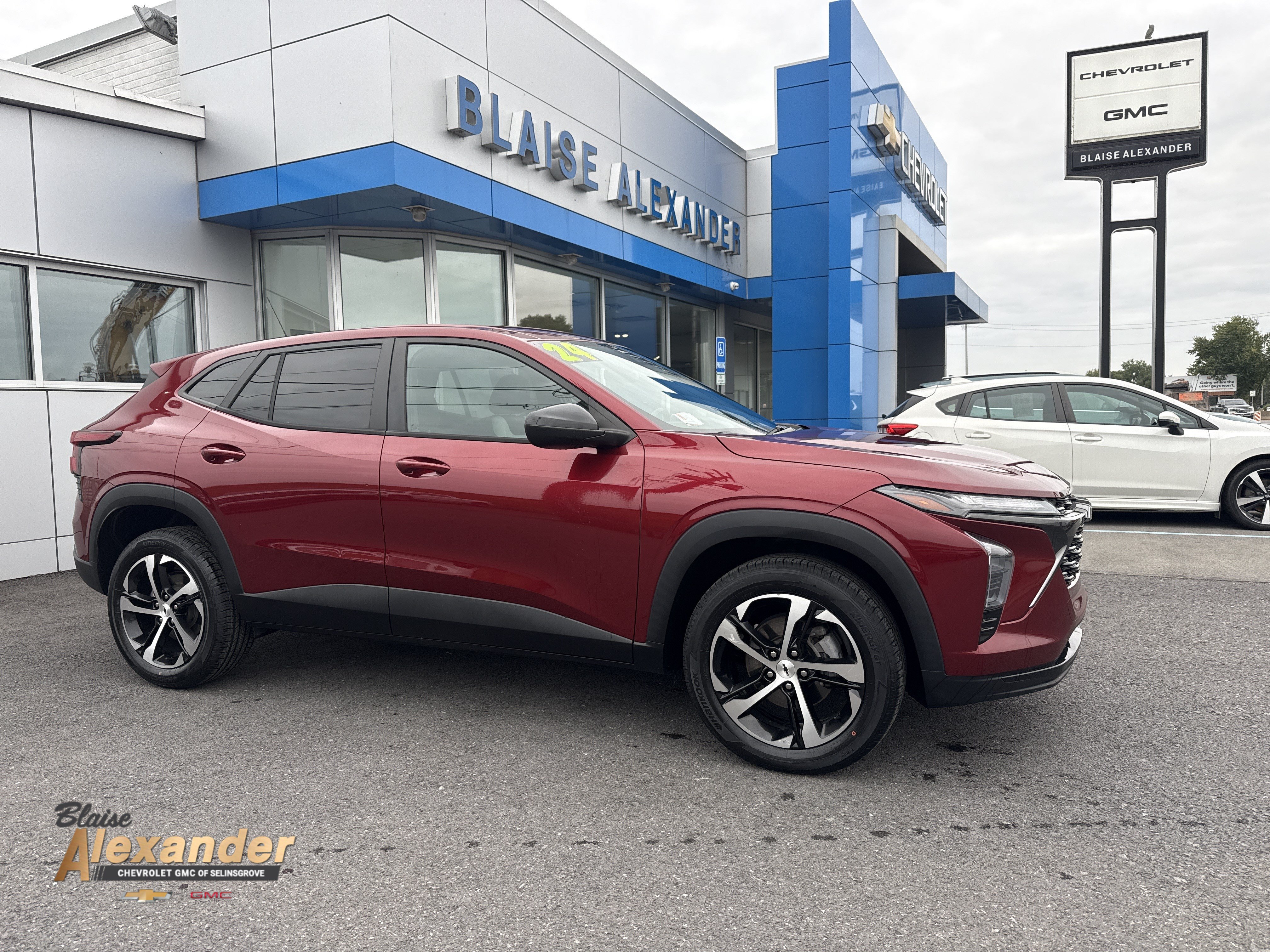 Used 2024 Chevrolet Trax RS w/ Driver Confidence Package FWD image 1