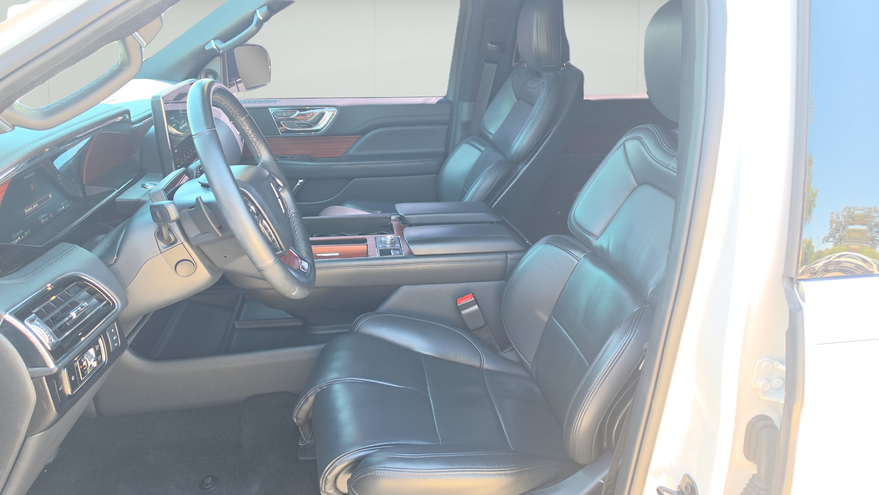 Used 2024 Lincoln Navigator Premiere AWD/4WD image 9