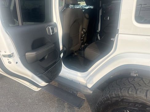 Used 2018 Jeep Wrangler Unlimited Sahara image 19