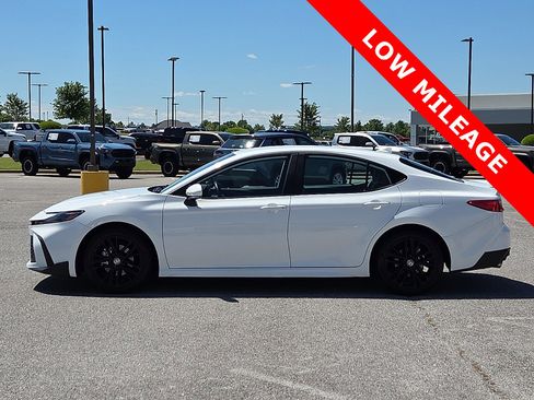 Used 2025 Toyota Camry SE FWD image 3