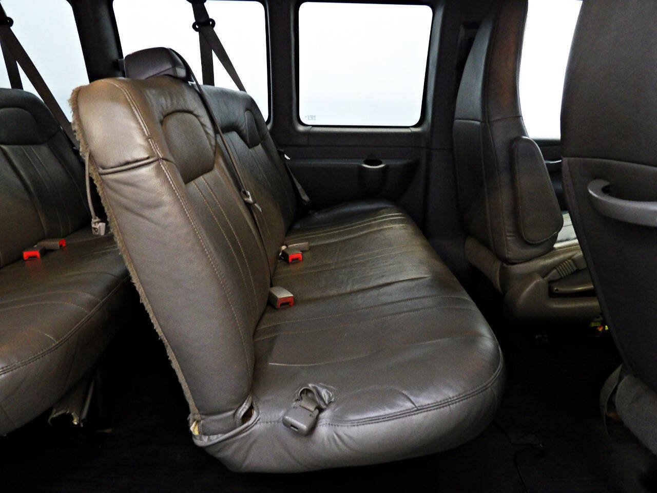Used 2017 Chevrolet Express 3500 LS RWD image 9