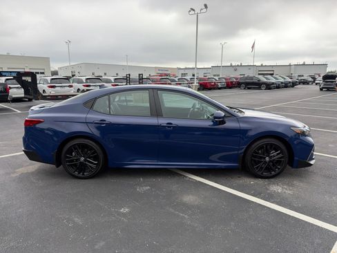Used 2025 Toyota Camry SE FWD image 9