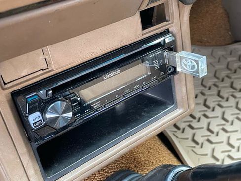 Used 1987 Toyota Pickup 4x4 Regular Cab image 25