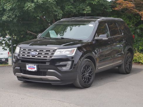 Used 2017 Ford Explorer XLT w/ Equipment Group 201A AWD/4WD image 2