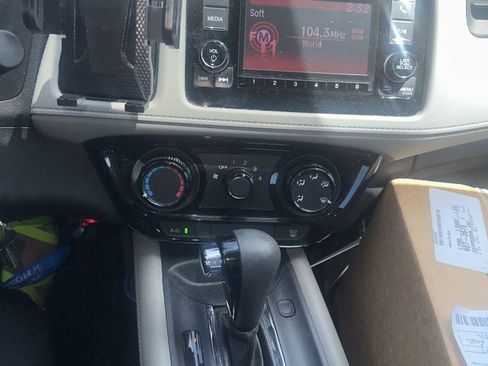 Used 2019 Honda HR-V LX image 3