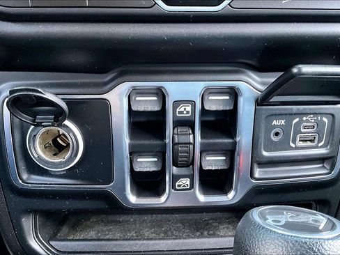 Used 2020 Jeep Wrangler Unlimited Sahara AWD/4WD image 26