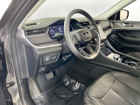 Used 2023 Jeep Grand Cherokee Limited AWD/4WD image 9