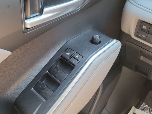 Used 2023 Toyota Highlander XLE image 24