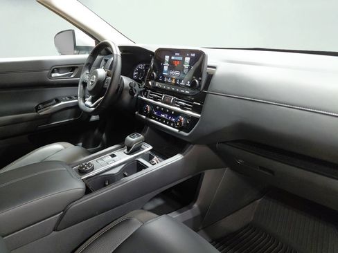 Used 2025 Nissan Pathfinder SL AWD/4WD image 16