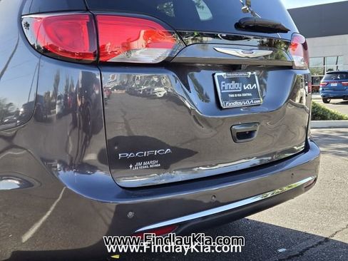 Used 2019 Chrysler Pacifica Touring Plus w/ Tire & Wheel Group FWD image 8