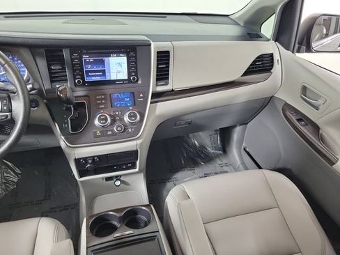 Used 2020 Toyota Sienna XLE Premium FWD image 17