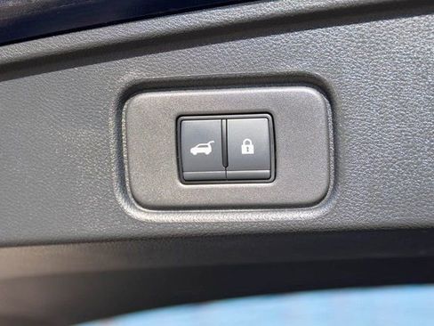 Used 2025 Nissan Pathfinder SV image 9