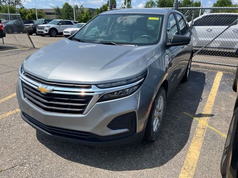 Used 2024 Chevrolet Equinox LS w/ Driver Confidence II Package FWD image 2