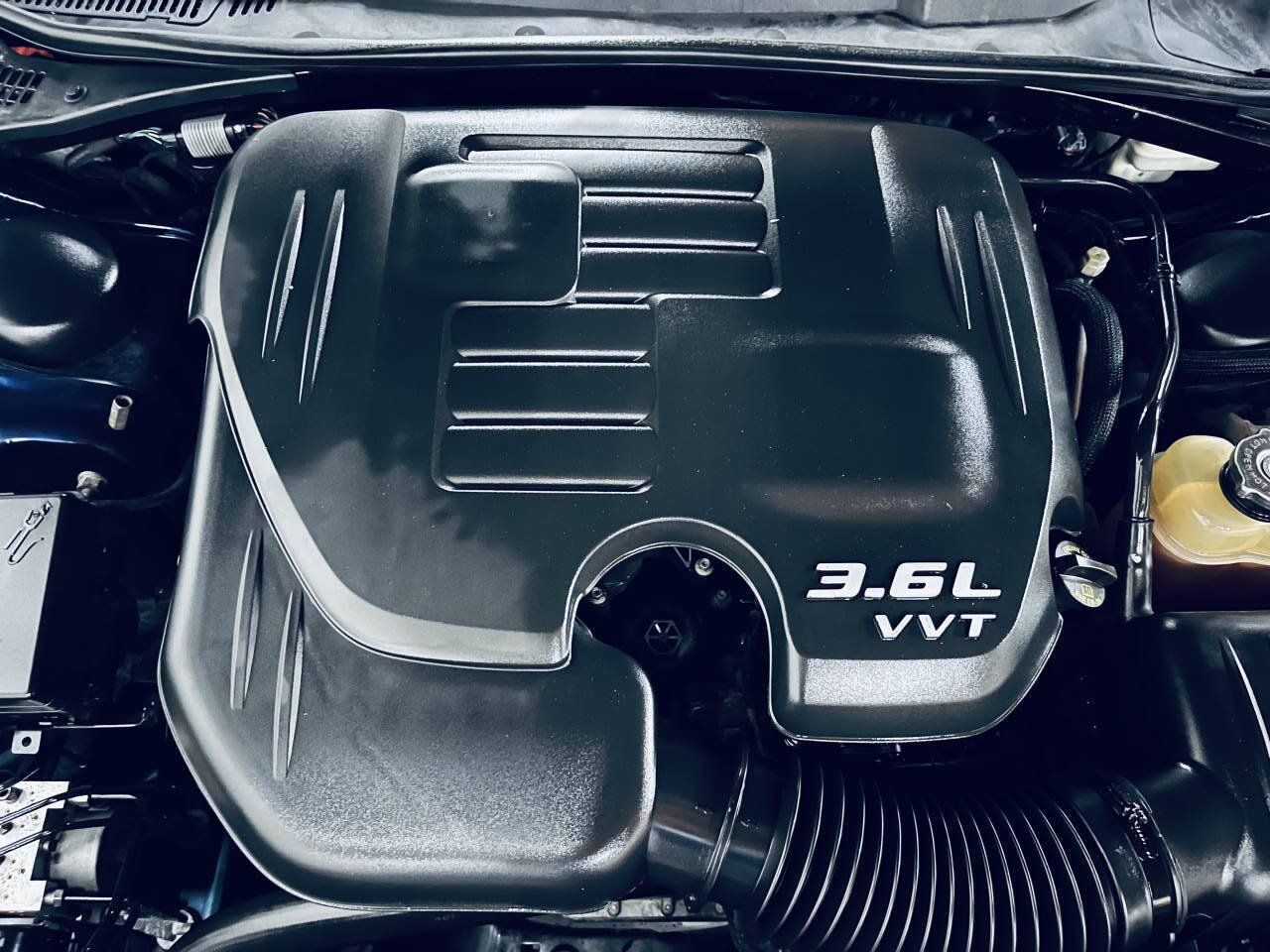 Used 2015 Dodge Challenger SXT RWD image 31