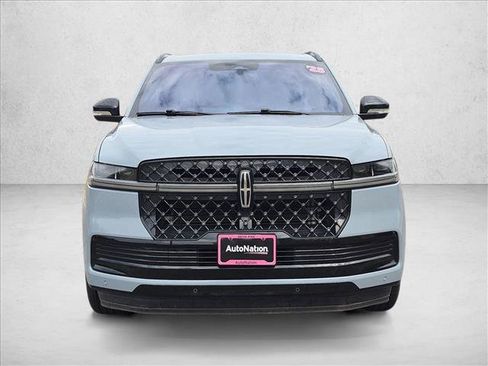 Used 2025 Lincoln Navigator Reserve AWD/4WD image 2